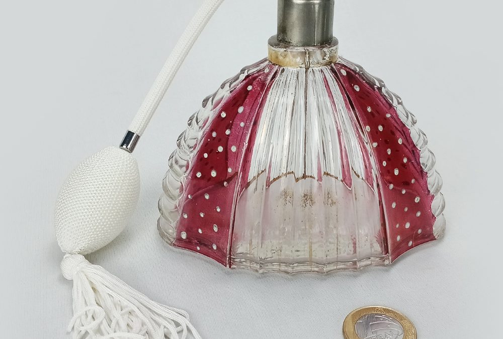 CR 110 – Perfumeiro ou frasco de perfume antigo com borrifador ou atomizador decorado com bolinhas em esmalte