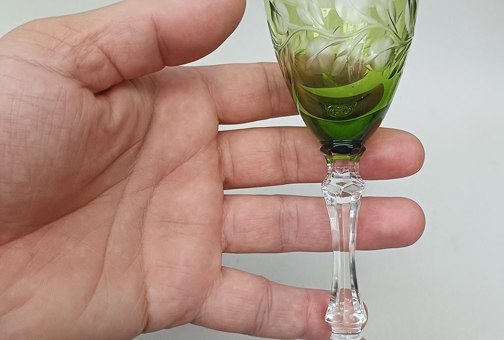 CR 110 – Taça ou cálice de licor em cristal verde lapidado à mão com haste facetada