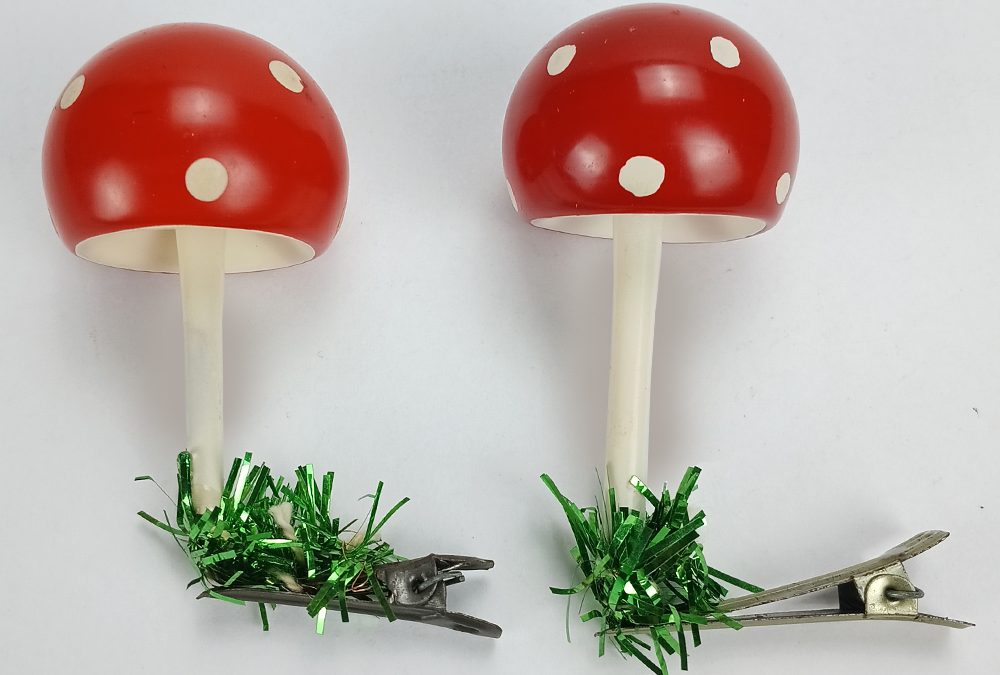 CR 111 – Par de enfeites antigos de árvore de Natal em vidro soprado – cogumelos vermelhos