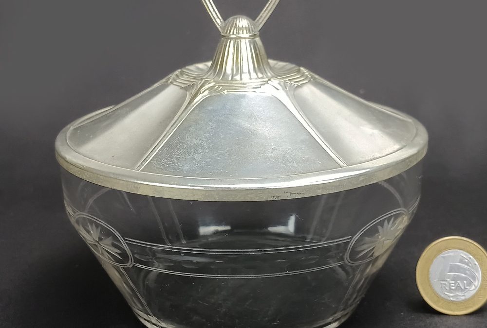 CR 111 – Pote antigo em cristal lapidado à mão com tampa em metal com banho de prata trabalhado