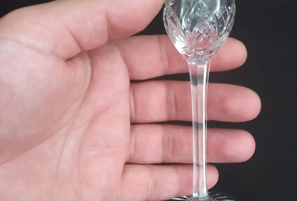 CR 111 – Taça ou cálice antigo de licor em cristal francês Baccarat selado transparente lapidado à mão