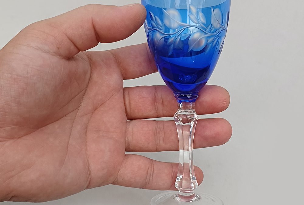 CR 114 – Taça ou cálice de licor em cristal azul lapidado à mão com haste facetada