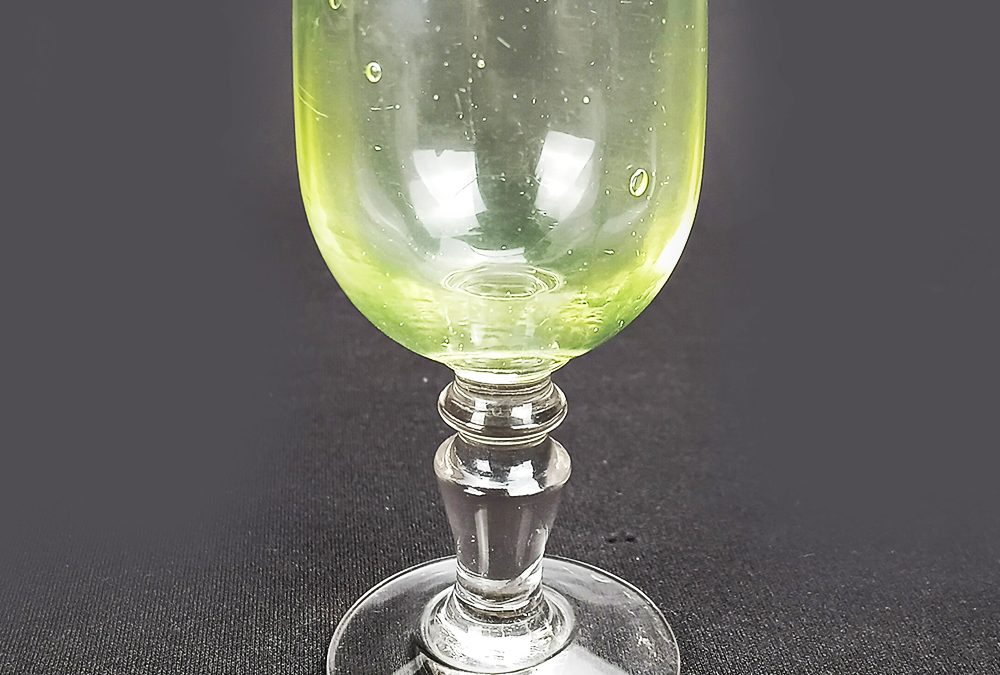 CR 116 – Taça antiga de licor em vidro de uralina amarelo Vaseline Glass canelado