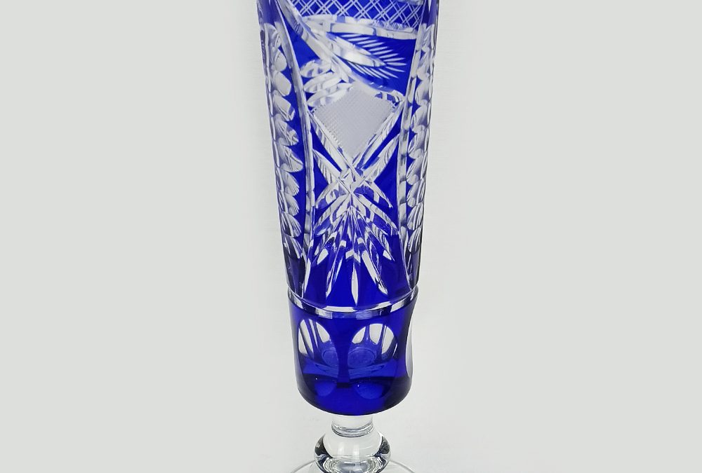 CR 116 – Vaso ou floreiro antigo e alto em cristal azul lapidado à mão
