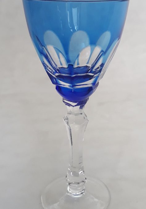 CR 117 – Taça de cristal azul para vinho do Porto lapidada à mão com haste facetada