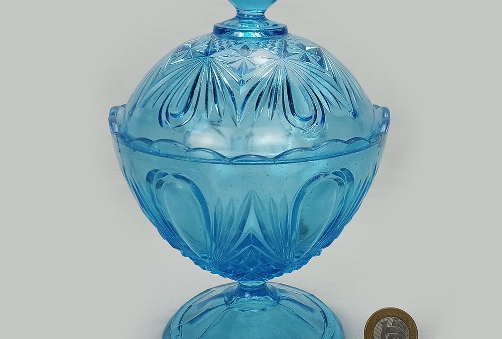 CR 118 – Compoteira ou bomboniere antiga em vidro azul modelo lágrima