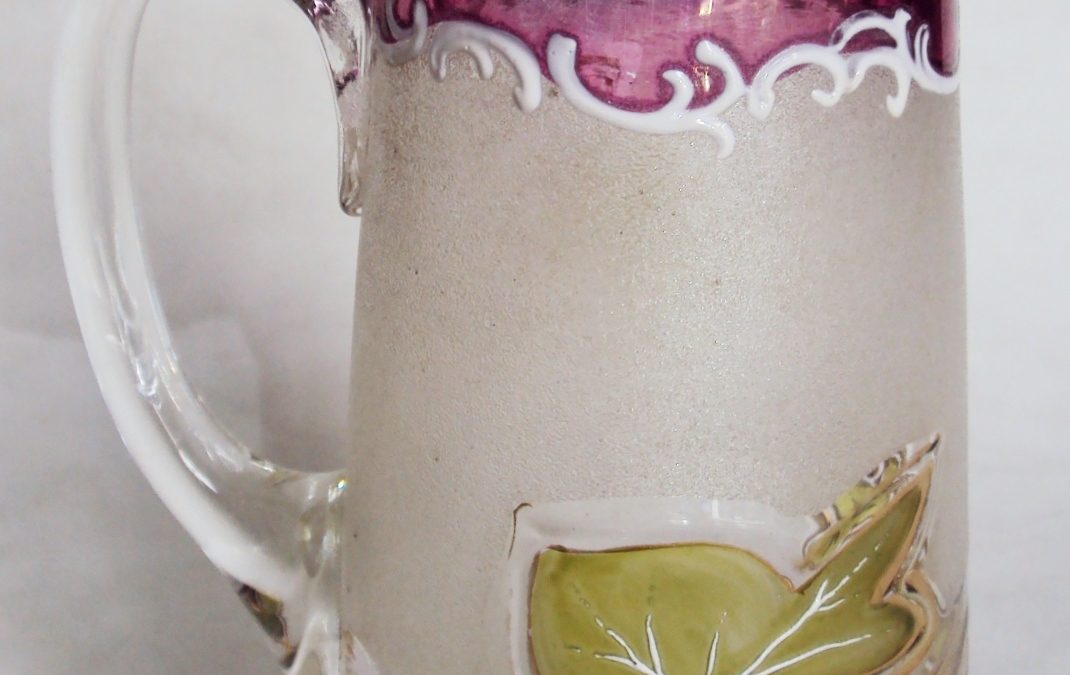 CR 122 – Jarra com tampa antiga de vidro da Boêmia decorada com folhas e arabescos
