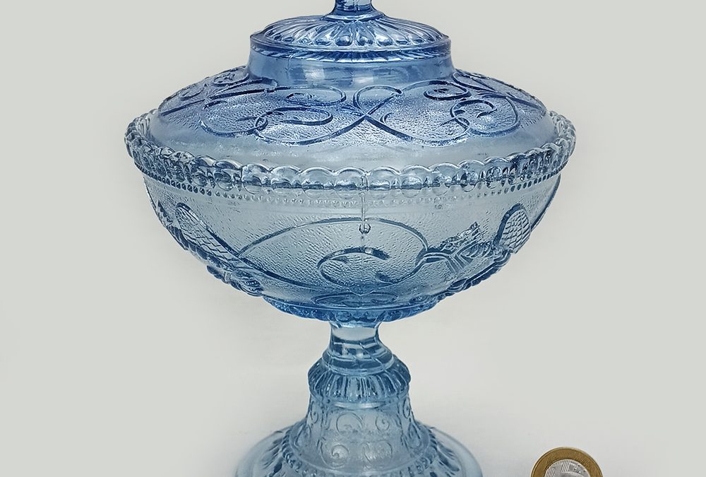 CR 123 – Compoteira ou bomboniere antiga em vidro azul modelo dragão