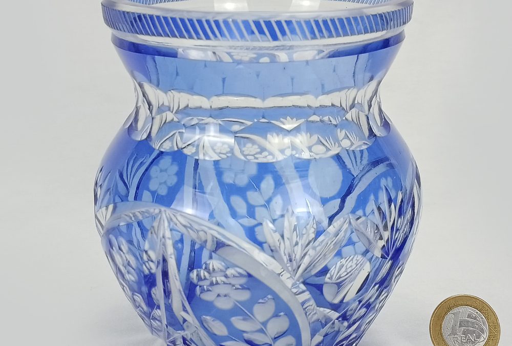 CR 123 – Vaso bojudo antigo em cristal azul e incolor ricamente lapidado à mão