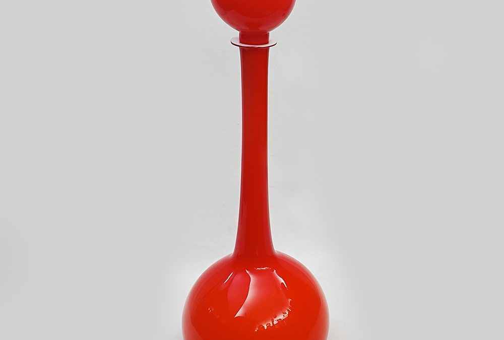 CR 123 – Garrafa antiga em vidro vermelho de Murano anos 70 tampa em forma de bola