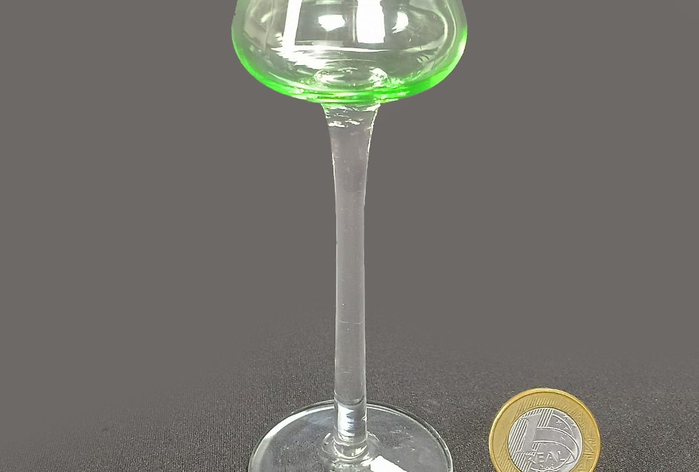 CR 124 – Taça antiga de licor em vidro de uralina verde com haste longa