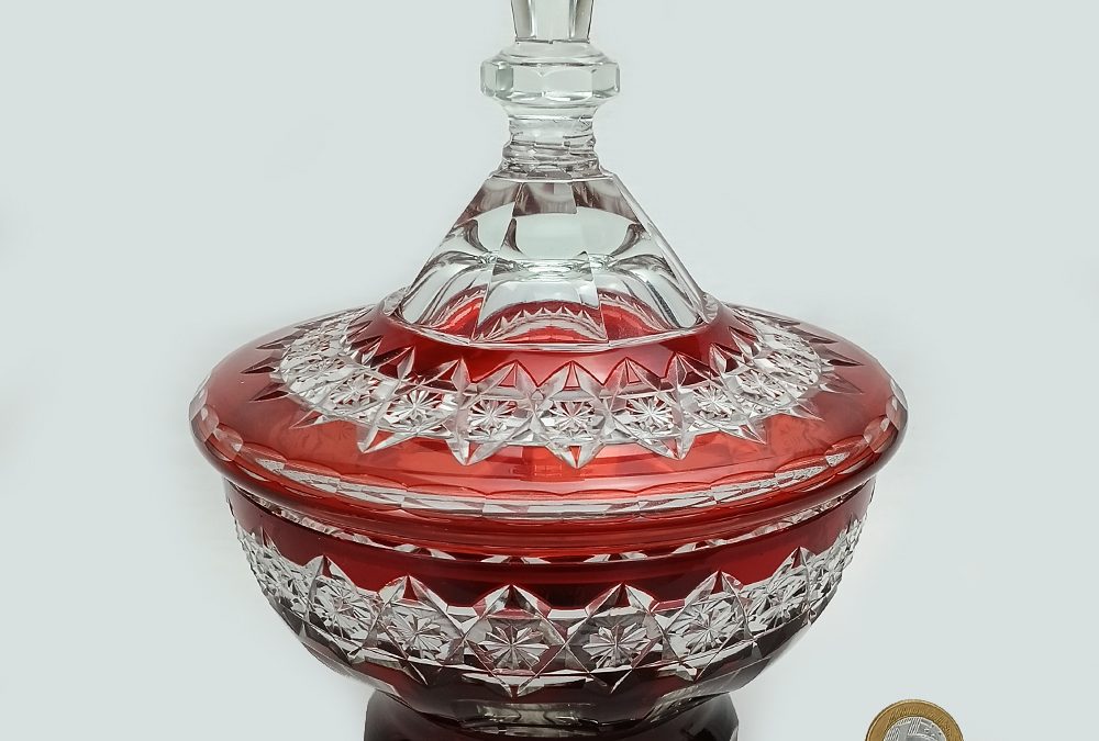 CR 124 – Compoteira ou bomboniere antiga em cristal vermelho ricamente lapidado