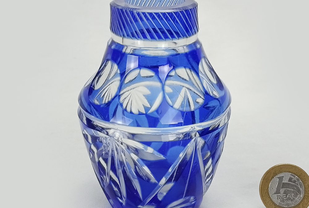 CR 125 – Vaso pequeno antigo em cristal azul e incolor ricamente lapidado à mão