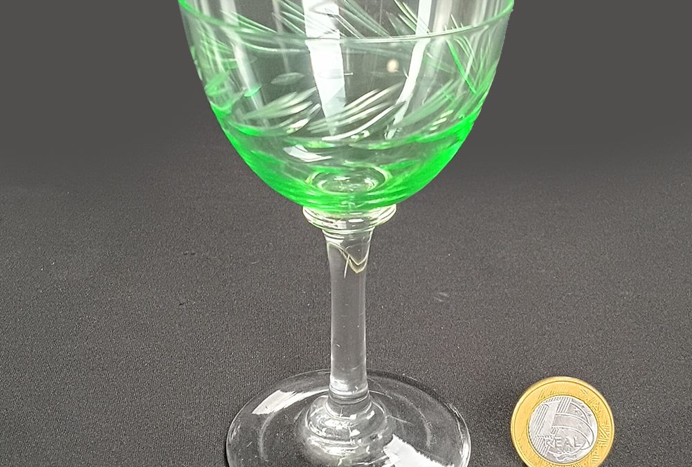 CR 125 – Taça antiga em cristal de uralina verde lapidado à mão