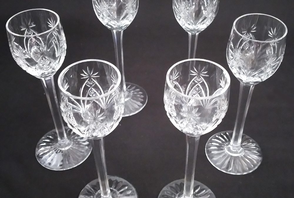 CR 125 – Jogo com 6 taças ou cálices de licor antigos em cristal francês Baccarat selado transparente lapidado à mão