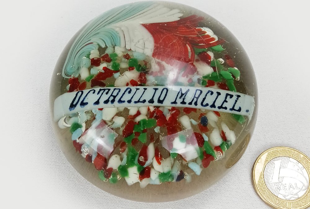 CR 126 – Peso de papel antigo em vidro feito à mão estilo Murano colorido com nome Octacilio Maciel