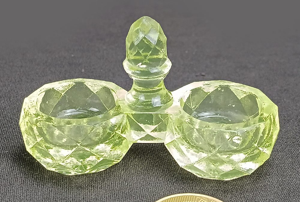 CR 126 – Miniatura antiga de porta temperos em vidro de uralina amarelo Vaseline Glass