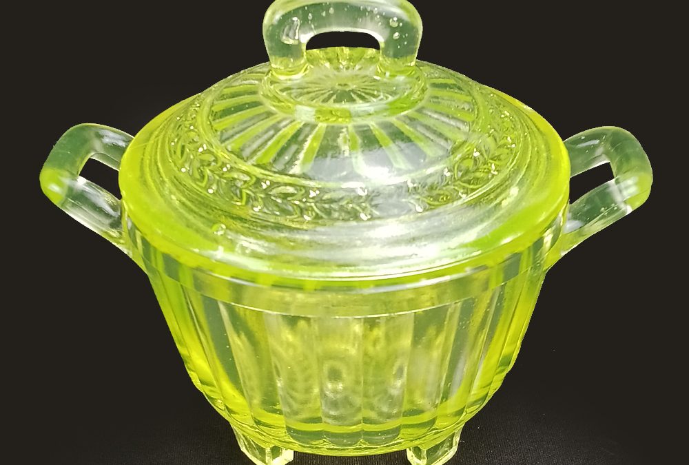 CR 127 – Pote ou açucareiro antigo em vidro de uralina amarelo Vaseline Glass