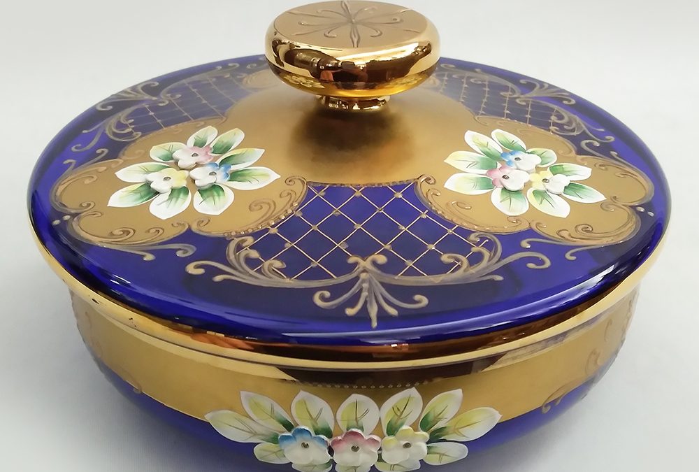 CR 127 – Caixa ou bomboniere antiga em vidro veneziano azul ricamente decorado com flores e dourados