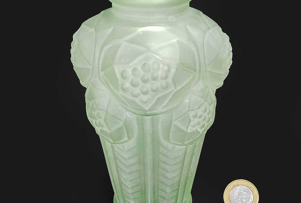 CR 128 – Vaso antigo Art Déco em vidro soprado verde com relevo de flores geométricas