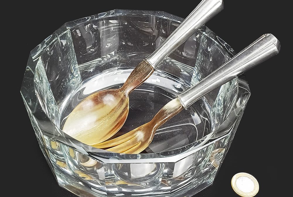 CR 129 – Saladeira antiga em cristal lapidado com talheres de servir em chifre e inox Eberle