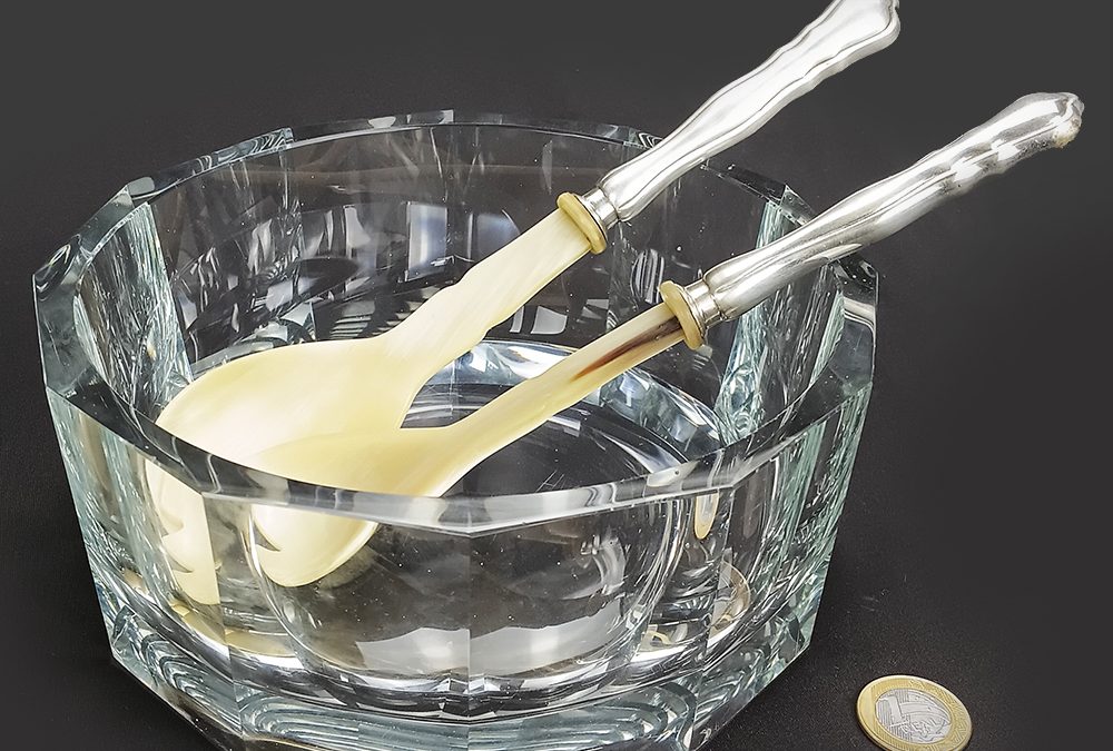 CR 129 – Saladeira antiga em cristal lapidado com talheres de servir em chifre e banho de prata