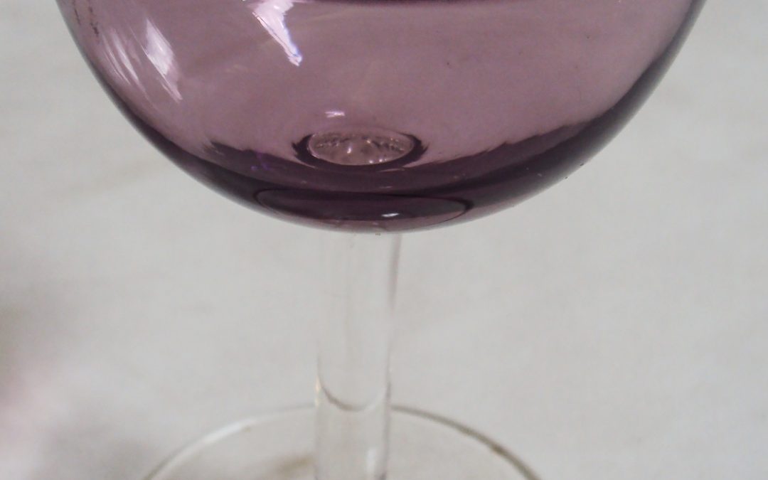 CR 129 – Taça de licor em vidro cor de vinho com borda larga