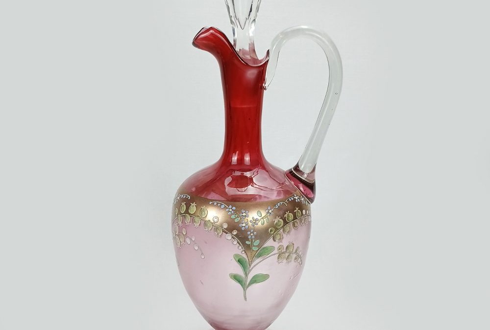 CR 132 – Jarra ou garrafa veneziana antiga de vidro rosa decorada com flores e dourados em esmalte