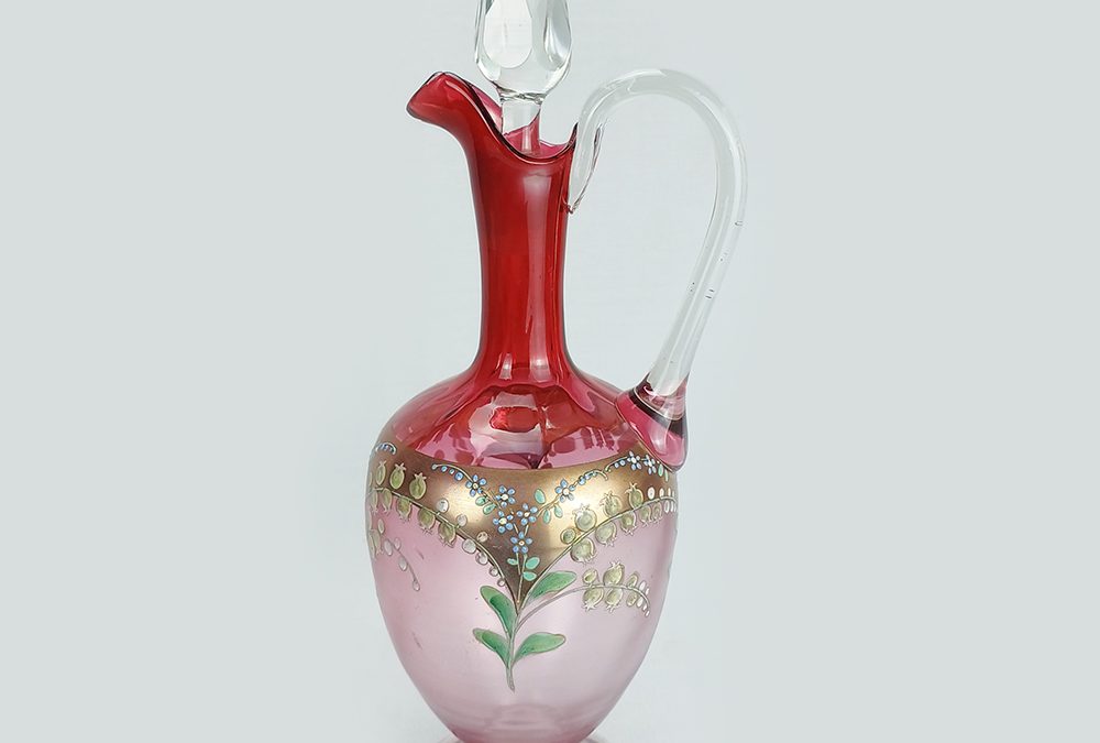 CR 132 – Jarra ou garrafa veneziana antiga de vidro rosa decorada com flores e dourados em esmalte