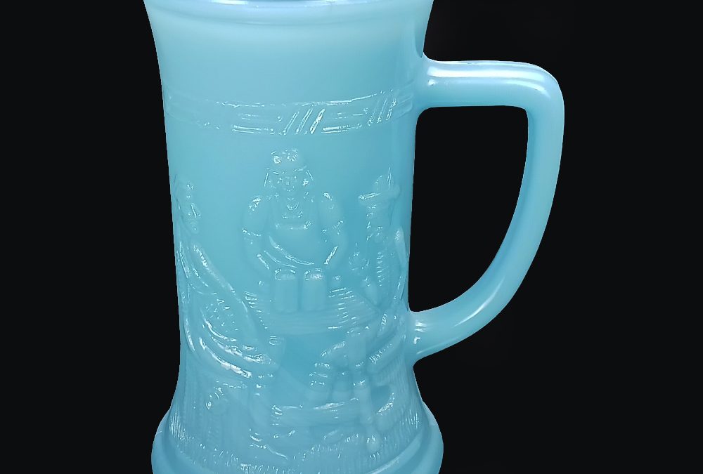 CR 14 – Caneco ou Tankard de chopp antigo em opalina americana Federal Glass azul com cenas em relevo