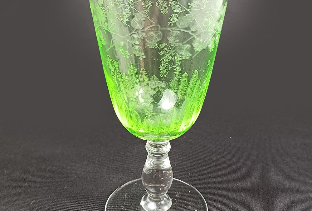 CR 14 – Taça antiga em vidro verde de uralina com bojo decorado com flores gravadas