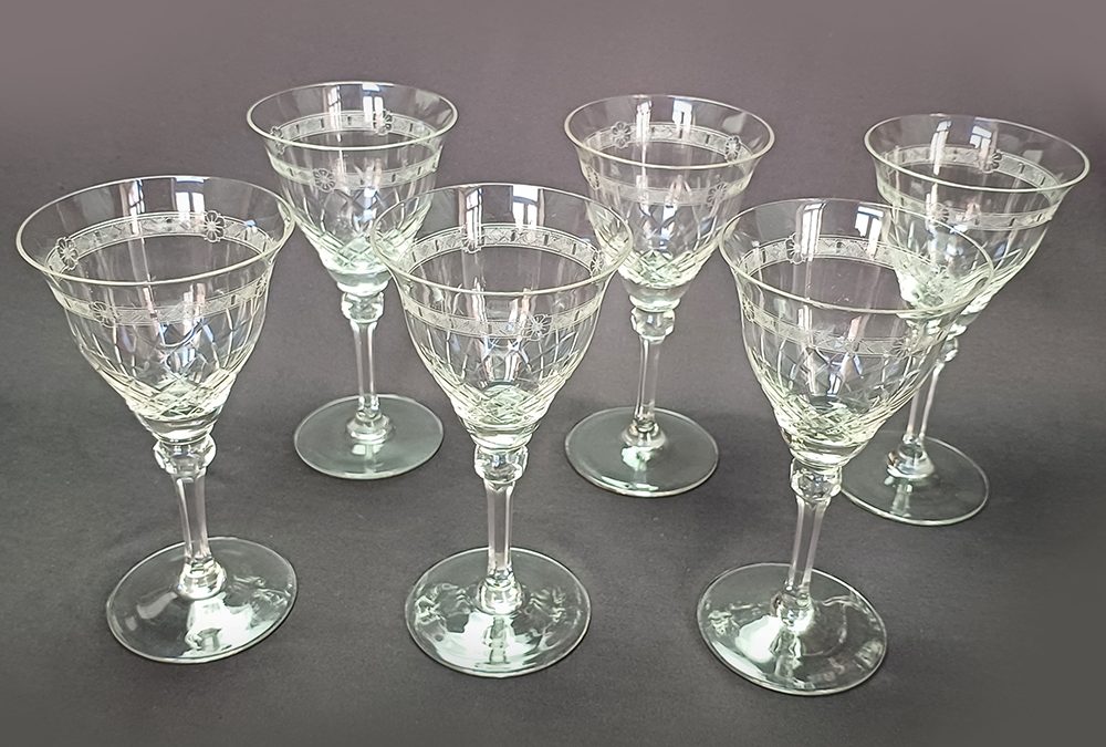 CR 140 – Jogo com 6 taças para vinho em cristal lapidado à mão e gravado com flores