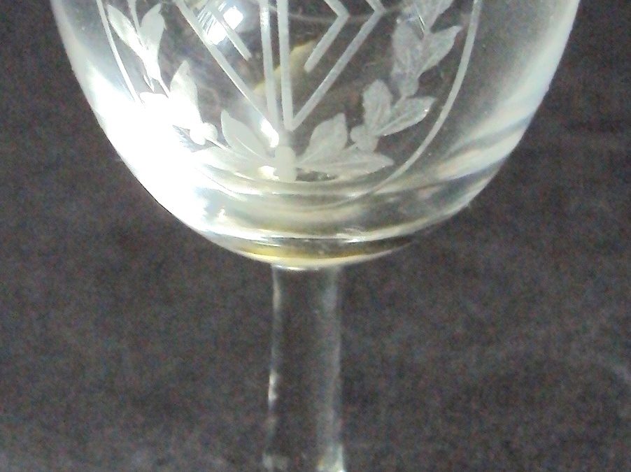 CR 148 – Taça de vinho em cristal Art Nouveau lapidado com folhas em ácido