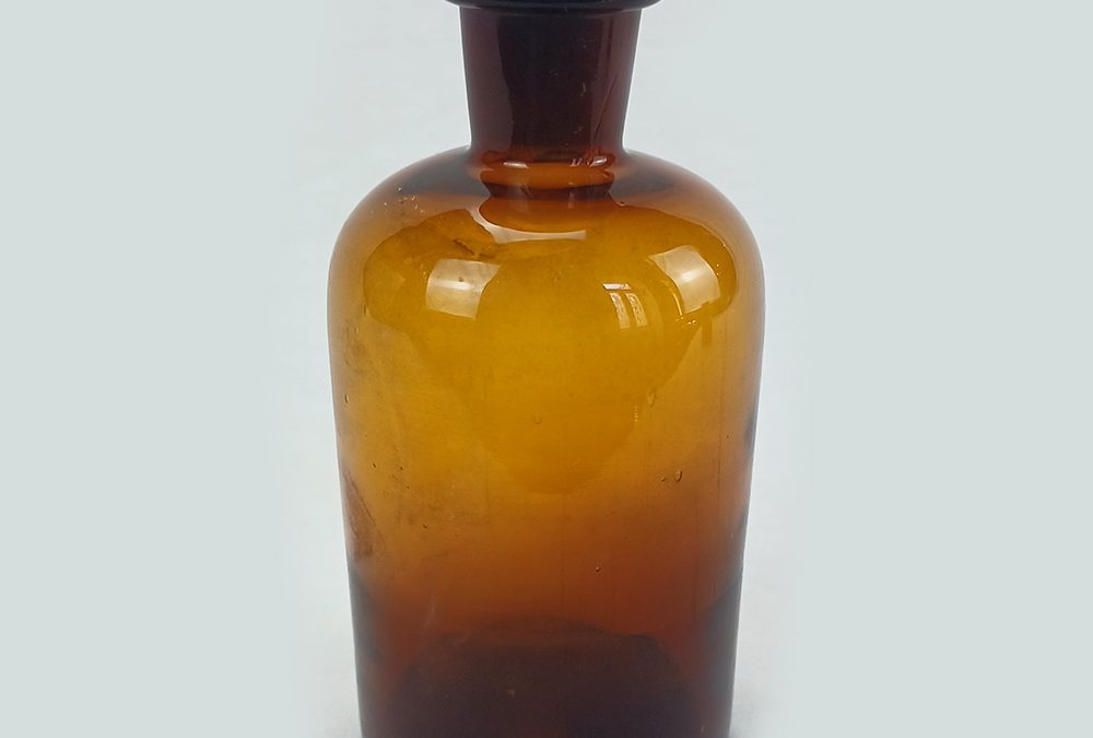CR 149 – Frasco de farmácia ou laboratório antigo tamanho médio em vidro marrom com tampa original