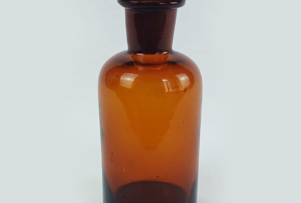 CR 151 – Frasco de farmácia ou laboratório antigo pequeno em vidro marrom com tampa original