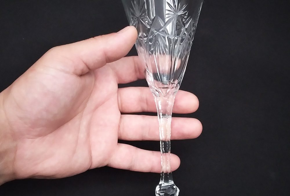 CR 16 – Taça antiga para espumante ou champanhe em cristal ricamente lapidado com haste serrilhada e estrela