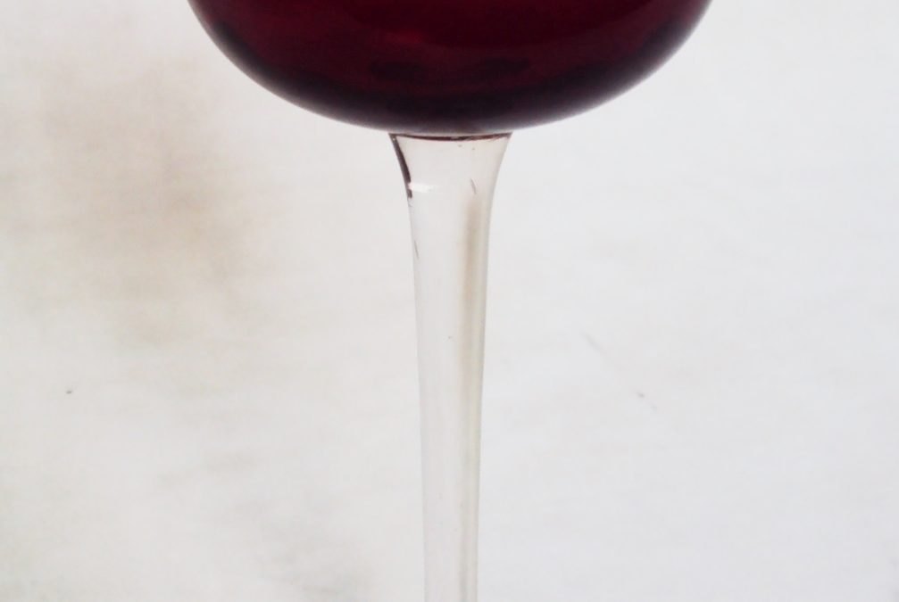 CR 168 – Taça alta para vinho em vidro vermelho rubi anos 70 bojo arredondado