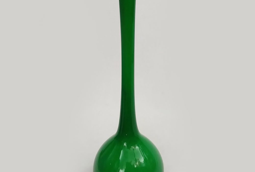 CR 172 – Vaso solitário antigo em vidro verde anos 70 formato arredondado e haste longa