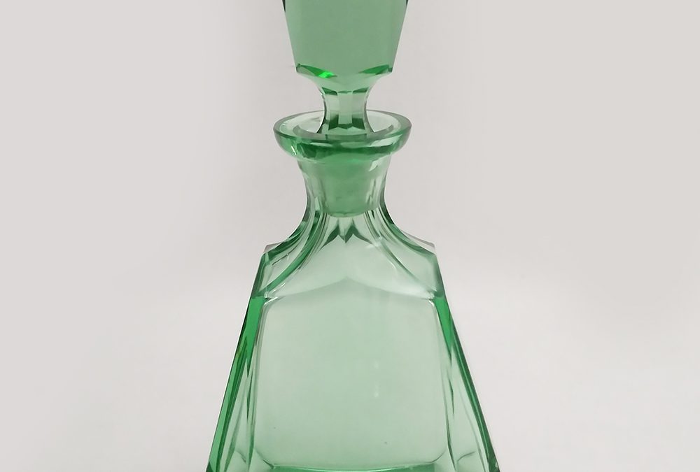 CR 18 – Garrafa Art Decó antiga Para Licor em Cristal Verde facetado