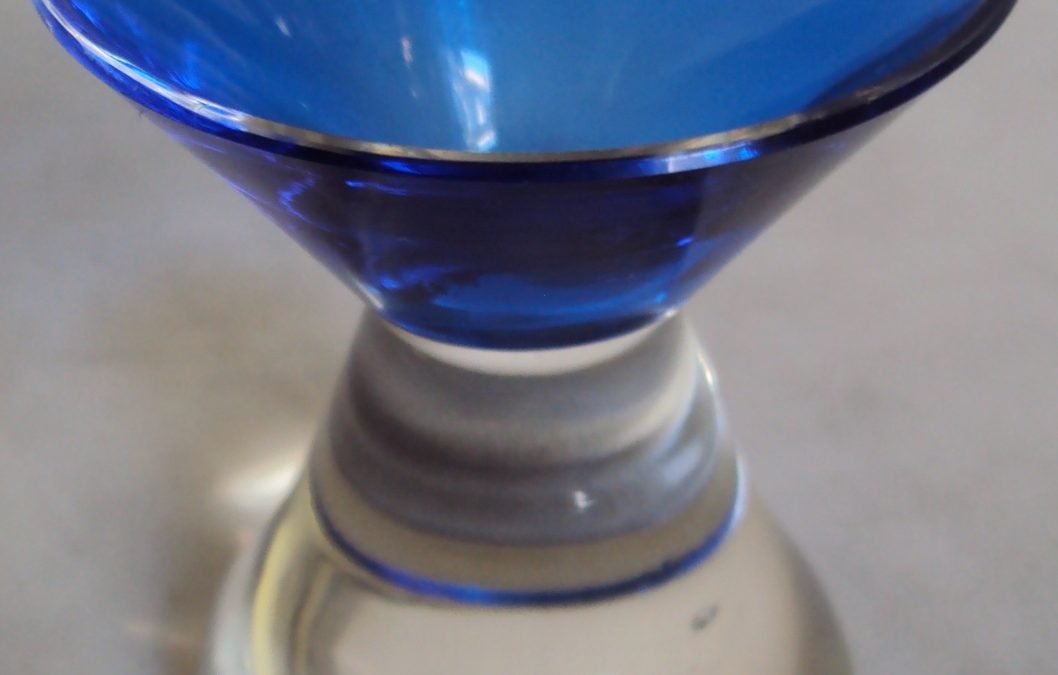 CR 188 – Copo antigo de licor em vidro azul estilo Art Decó afunilado com base cônica