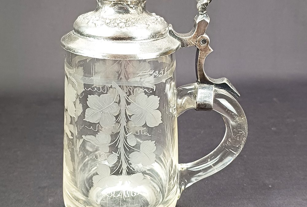 CR 19 – Caneco de cerveja ou Tankard antigo em cristal lapidado à mão com tampa em metal decorado
