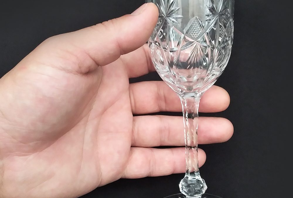 CR 20 – Taça antiga para vinho em cristal ricamente lapidado com haste serrilhada e estrela