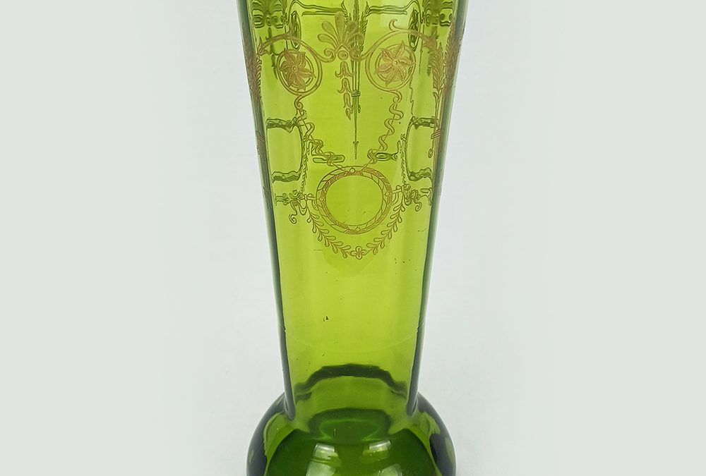 CR 205 – Vaso antigo em cristal verde canelado com desenhos clássicos gravados em dourado