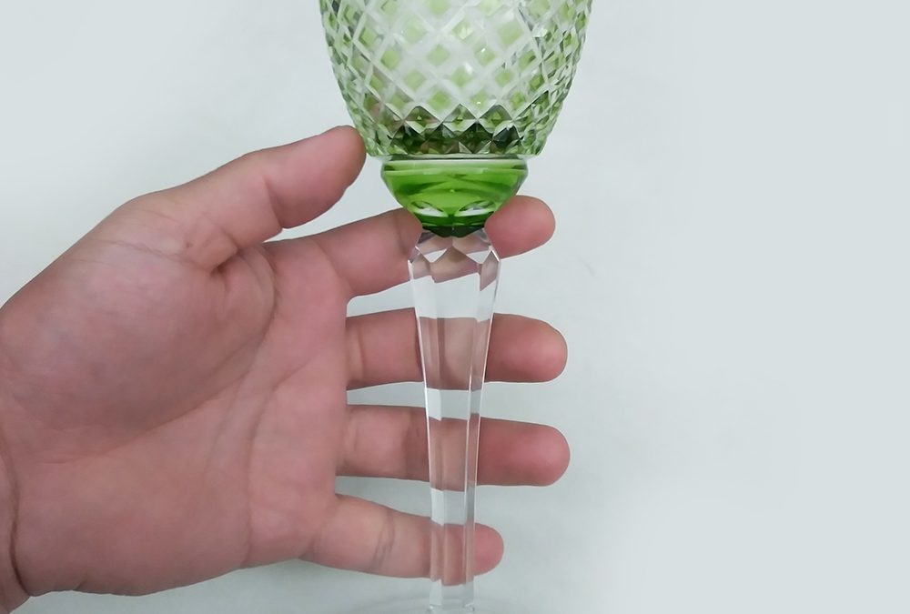 CR 21 – Taça ou cálice grande e alto em cristal verde antigo lapidado à mão com losangos