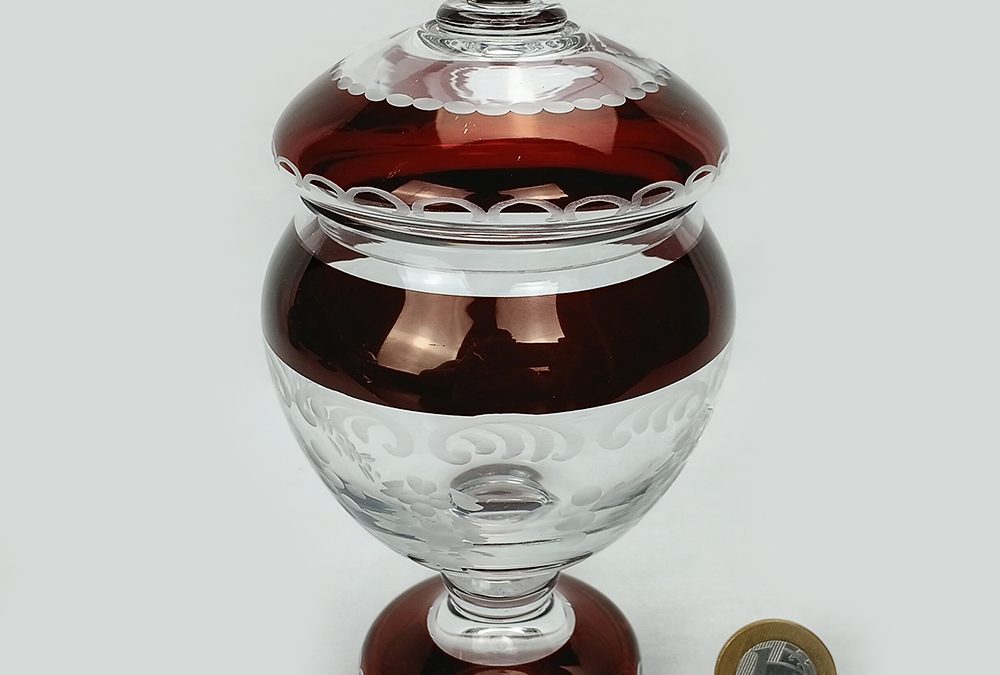 CR 22 – Compoteira ou bomboniere antiga em cristal vermelho rubi lapidado estilo Egermann