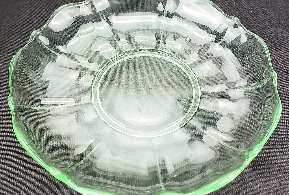 CR 22 – Prato de sobremesa antigo em vidro verde de uralina com a borda ondulada