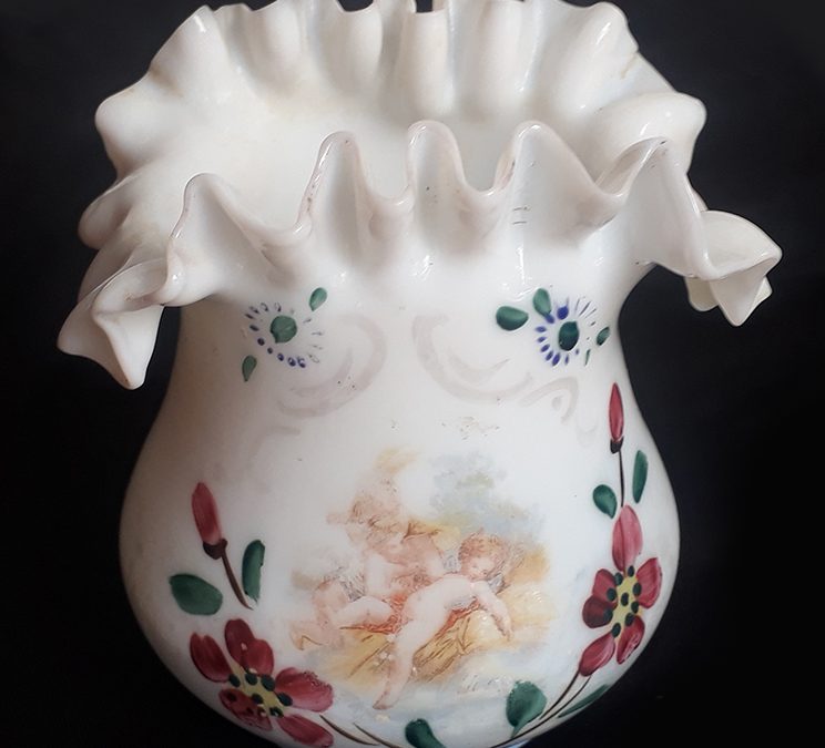 CR 259 – Vaso antigo em vidro de opalina com borda ondulada e flores pintadas à mão