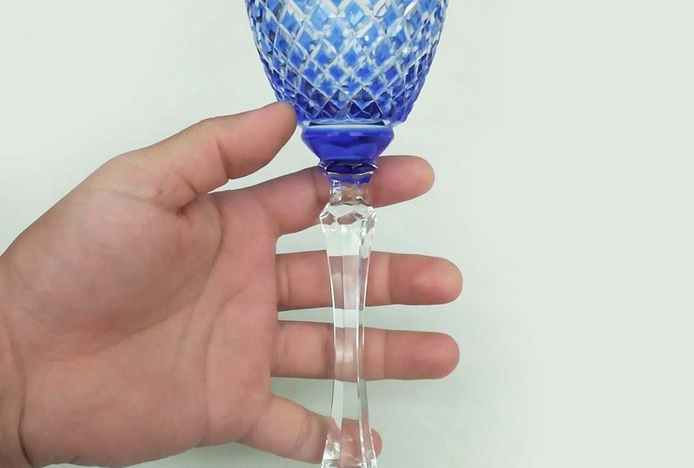 CR 26 – Taça ou cálice grande e alto em cristal azul claro antigo lapidado à mão com losangos