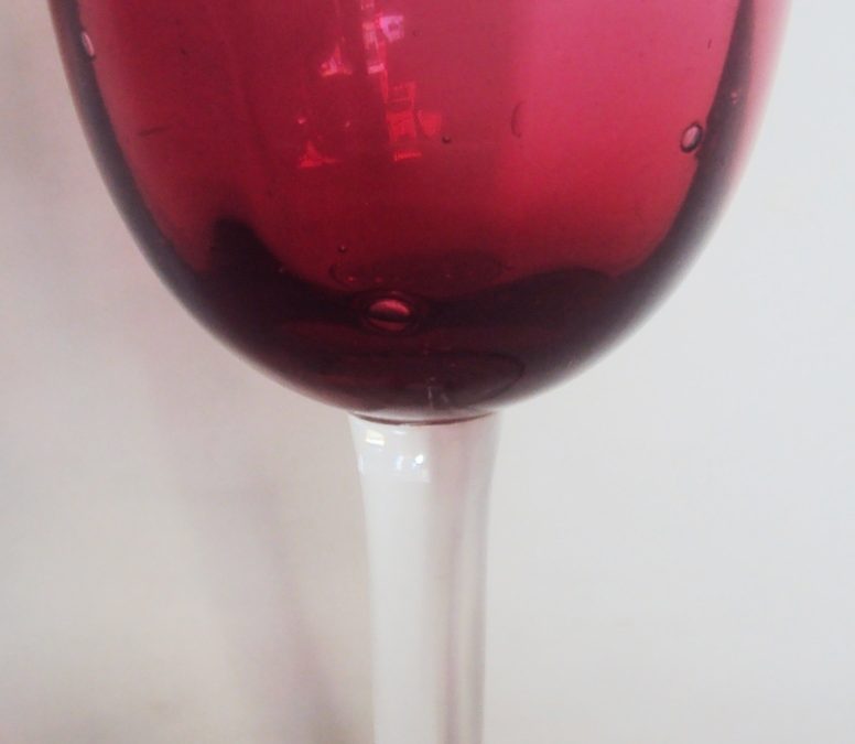 CR 260 – Taça Para Vinho De Vidro Vermelho Com Base Transparente