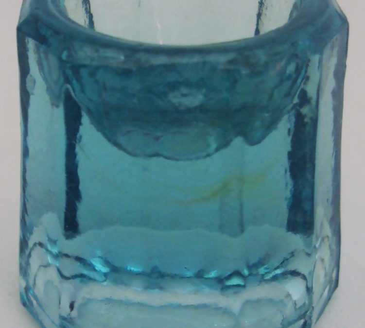 CR 270 – Almofariz Antigo De Dentista Pequeno De Vidro Azul Claro